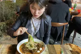 30岁大龄盛女加完班深夜，路边吃碗排骨面，回家孤零零，期待爱情视频封面