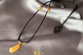 给客人定制的黄金吊坠挂绳，简单时尚，黑色和金色的组合太好看了视频封面