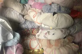 回收旧衣服，轻松月入过万，给大家讲解怎么做的。视频封面