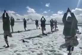 印度边防士兵在喜马偕尔邦海拔16000英尺的冰天雪地中练瑜伽视频封面