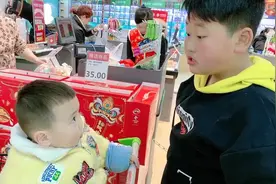 哥哥凶弟弟，弟弟反击的真漂亮，俩人吹鼻子瞪眼的表情亮了视频封面
