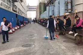 富士康员工中午休息时间都是怎么度过的 柚子带你们进厂看一看视频封面