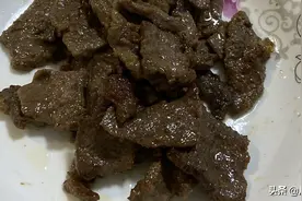 四川内江：小鱼买了一块牛肉，做小煎牛排吃。做法简单，还解馋。视频封面