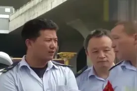 【53双手、100多次帮扶！#南京母女俩被公交车队宠成VIP#】6月10日，南京姜女士推着82岁的母亲来到27路公交底站视频封面