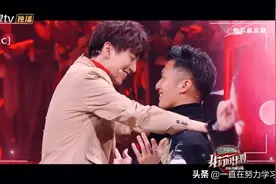【王俊凯壁咚谢霆锋】小凯：“壁咚用文字讲就是把你贴在墙上”视频封面