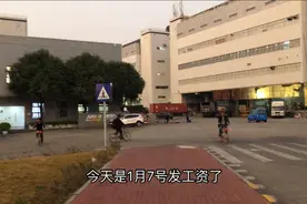 富士康小妹：今天发工资了 下个早班好好犒劳下自己做个海鲜面视频封面