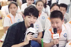 王俊凯公益 王俊凯教小朋友唱《春天在哪里》