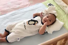 三个月宝宝就会唱歌了 咿咿呀呀唱的如此投入  一首不过瘾还要唱
