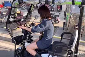 梨子的日常：出去玩第一次骑三轮车好兴奋，就是穿短裙要注意点