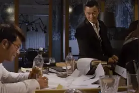 吴京居然能把古天乐打到镜子里，古天乐进镜子前还不忘拿瓶酒…视频封面