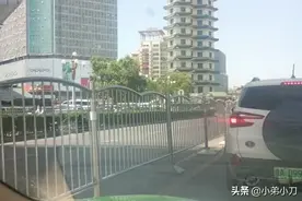 二七塔，南面有个友谊大厦图片