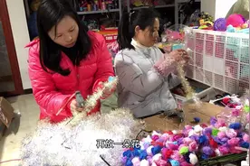 义乌“网红村”，燕子演示怎么制作金丝花环，纯手工制作就是美！
