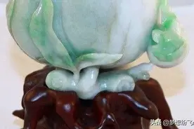 寿桃由掌管生命的仙人端在手里，笑眯眯的看着人间图片