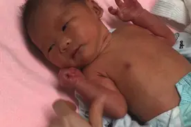 刚出生4斤6两的新生儿，在护士的按摩下第一次睁开了眼睛，好小视频封面