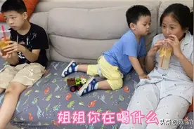 快2岁的宝宝看姐姐喝柠檬水，馋的口水直流也喝不到，我可太惨了