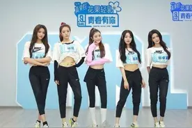 女团T恤打结法，一起来get！让普通基础款秒变时髦精！图片