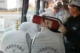 车窗玻璃这么容易破碎！学会了就会救命，教你如何自救！