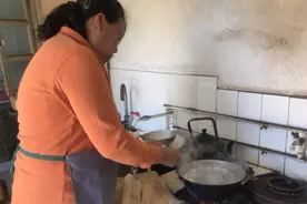 农村妈妈的西红柿辣椒酱撅疙瘩，简单好吃，一定给家里人做一次吃视频封面