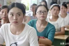 妈妈精心打扮去参加女儿家长会，但老师的话，让她羞愧不已图片