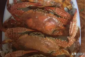 花蟹，先用姜片、蒜头、味精、盐、加入少许油腌、开水煮15分钟图片