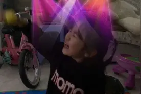 在家跟妈妈玩耍的疯狂小女孩，太搞笑了视频封面