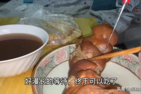 花重金买两个大猪蹄子，烀上两个小时，整个啃，真过瘾视频封面
