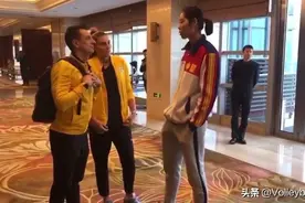 朱婷双手插兜十分帅气 与老教练古德蒂热聊15岁的亲妹妹视频封面