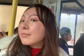 这个公交车上的音乐太嗨了，琪琪姐拍个视频都忍不住摇起来。