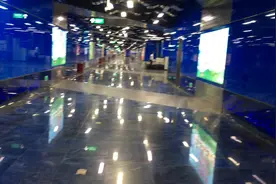 广州地铁七号线空无一人，工作人员比乘客还多