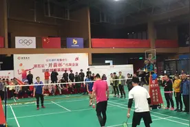 实录羽毛球业余双打比赛，白衣服看起来很专业哦视频封面