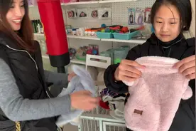 天冷，嘟嘟剃完毛需要穿衣服，萌宝和小双姐挑花了眼