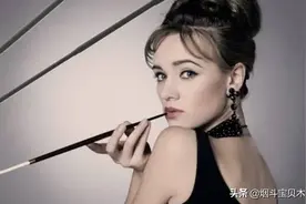 美女与烟斗，优雅与男性魅力的链接，吞云吐雾中的思考与诱惑图片