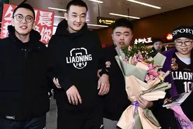 丛明晨落地沈阳 杨鸣亲自接机视频封面