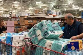 美国大叔解释他们抢购卫生纸的原因：它是文明生活的一部分视频封面