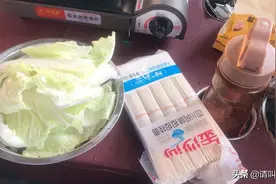 路上没有饭店，卡车司机在车上学做饭。视频封面