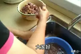 子姜炖鸭肉，分别把鸭肉和子姜炒熟，鸭肉再压力锅压煮，浓香扑鼻