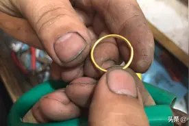 顾客拿旧黄金首饰让小汉加工一枚古法光面素圈戒指，很简单的设计视频封面