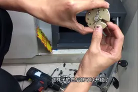 保险柜打不开了，看下水电工是怎样用榔头砸开的吧！