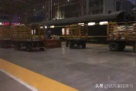 客车K257次郑州站开出交会T289次进站