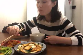 30岁大龄剩女，吃饭没人陪，一个人炒3个菜吃到撑，单身久变习惯视频封面
