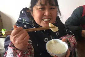 四川农村：今天王三孃做一款“汤粑儿稀饭”本来是刀削后来却手捏