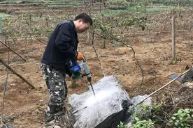 花1500元买电钻神器，10分钟爆破大石头，以前隧洞就这样挖通的视频封面