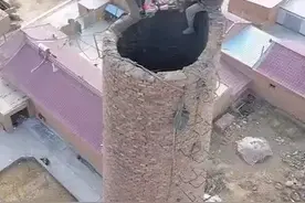 人工拆除高耸的烟囱，危险至极！视频封面