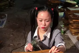 小美女生气到打自己耳光视频封面