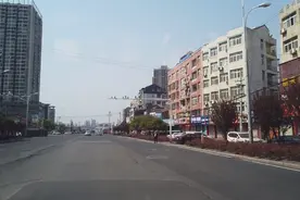 实拍武汉新洲区的主城区，它是武汉的郊区，跟普通县城差不多