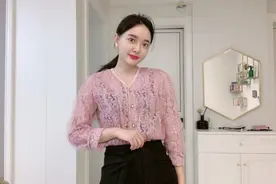 甜甜去参加好朋友的订婚宴，穿什么才能既好看又不抢风头呢。