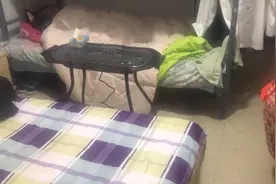 异地工作分居夫妻，打工仔下班一开门惊喜到了，床上躺着个人视频封面
