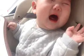 6个多月小妞突然痛哭，是我吓到她了吗？好心疼呀！