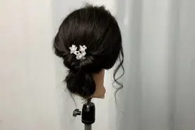 这样随手一扎就是一个好看的发型，一点都不难