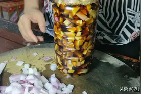 醋泡洋葱是一道小菜，也是养生保健佳品，非常适合“三高"人群。图片